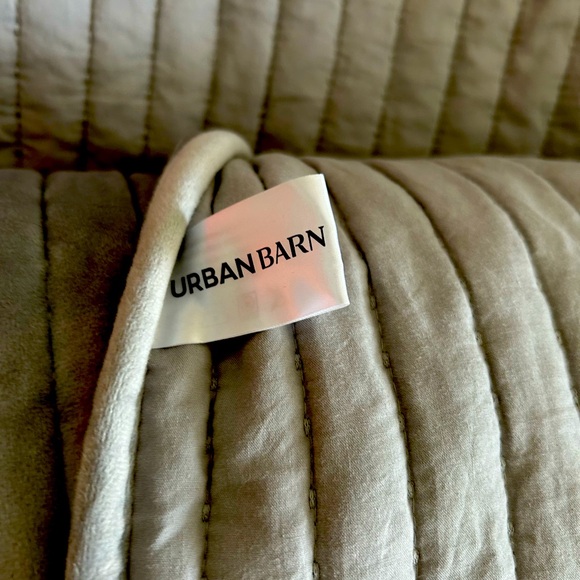 URBAN BARN KING SIZE VELVETY QUILT - Picture 6 of 7